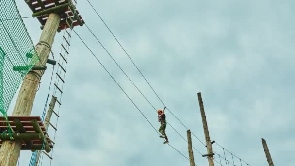 Fille Escalade Dans Parc Aventure Est Endroit Qui Peut Contenir — Video