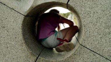 Küçük güzel kız büyük Granit taş üzerinde oynanır.