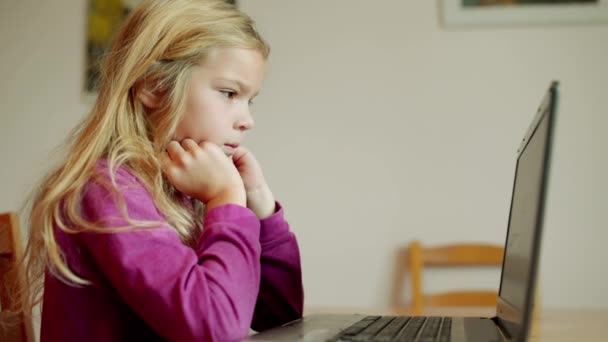 Bela menina loira correndo em blusa roxa está trabalhando no laptop em quarto grande . — Vídeo de Stock