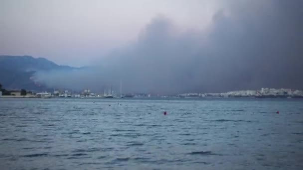 Split, Kroatien - juli 17 2017: brand hotar att förstöra utkanten av kroatiska Split. — Stockvideo