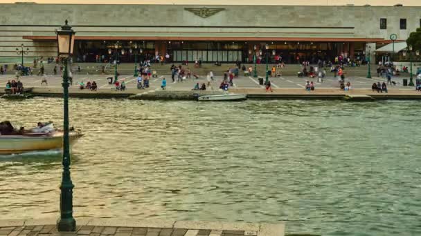 VENICE, ITALIA - huhtikuu 23 2018: Venezia Santa Lucia on Venetsian päärautatieasema, koillisosassa Italiaa. Se on pääteasema ja sijaitsee Venetsian historiallisen kaupungin pohjoisreunalla . — kuvapankkivideo