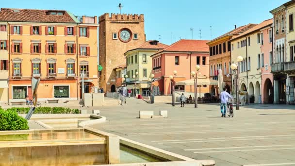 MESTRE, ITÁLIA - 23 de abril de 2018: Torre dell 'Orologio on Piazzetta Edmondo Matter in Mestre, Veneza, Itália . — Vídeo de Stock