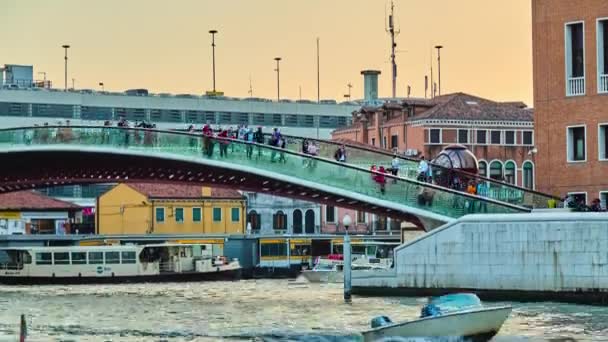 Venice, Włochy - 23 kwietnia 2018: Ponte della Costituzione (most konstytucji) to czwarty most nad Canale Grande w Wenecji, Włochy. Zostało zaprojektowane przez Santiago Calatrava, otwarte dla publiczności w 2008. — Wideo stockowe