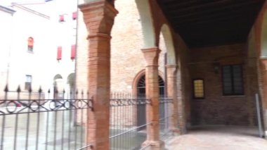 Ferrara, İtalya: Santa Anne Meydanı. Bitişiğinde manastır ve portico kalıntıları olan kapı bugün antik hastaneden.