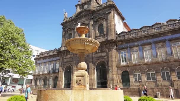 Brunnen über die Dreifaltigkeitskirche, ist eine Kirche in der portugiesischen Stadt Porto, die sich in der Praca da Trindade hinter dem Rathaus von Porto befindet. es wurde vom Architekten carlos amarante erbaut. — Stockvideo