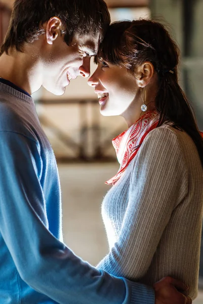 Junges Mädchen Und Freund Lachen Und Schauen Einander — Stockfoto