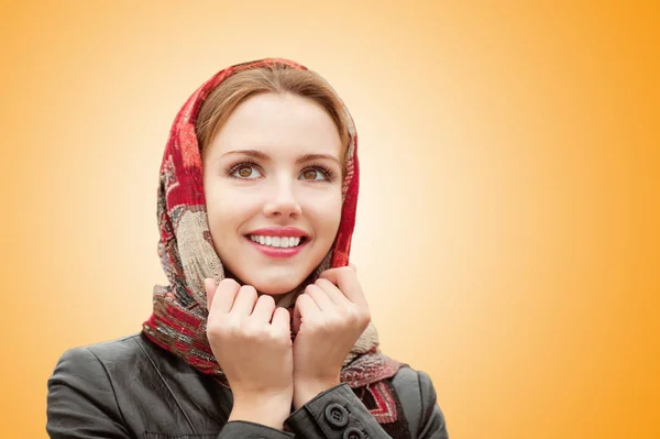 Porträt Einer Schönen Charmant Lächelnden Frau Auf Orangefarbenem Hintergrund — Stockfoto