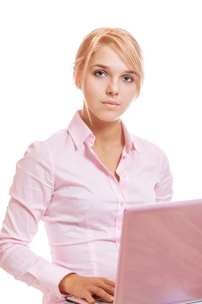 Vacker Ung Blond Kvinna Arbetar Rosa Laptop Isolerad Vit Bakgrund — Stockfoto