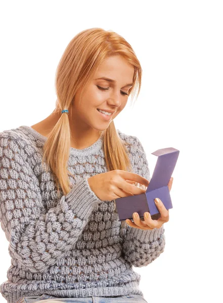 Bonita Jovem Sorridente Camisola Cinza Olhando Presente Caixa Isolado Fundo — Fotografia de Stock