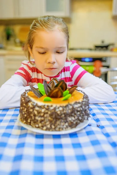 Mutfak Arka Plan Üzerinde Büyük Pasta Küçük Güzel Hüzünlü Kız — Stok fotoğraf