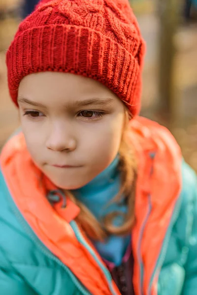 Kleines Mädchen Mit Rotem Hut Und Grüner Jacke Großaufnahme — Stockfoto