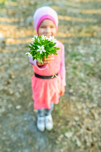 Lachende Meisje Met Anemone Nemorosa Het Een Lente Bloeiende Plant — Stockfoto