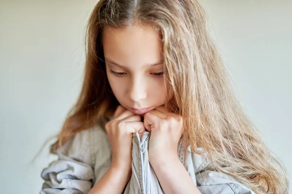 Kleines Schönes Trauriges Mädchen Mit Langen Haaren Grauer Jacke — Stockfoto