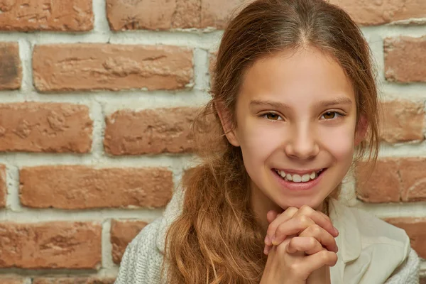 Duvara Karşı Gülümseyen Uzun Saçlı Genç Kız — Stok fotoğraf