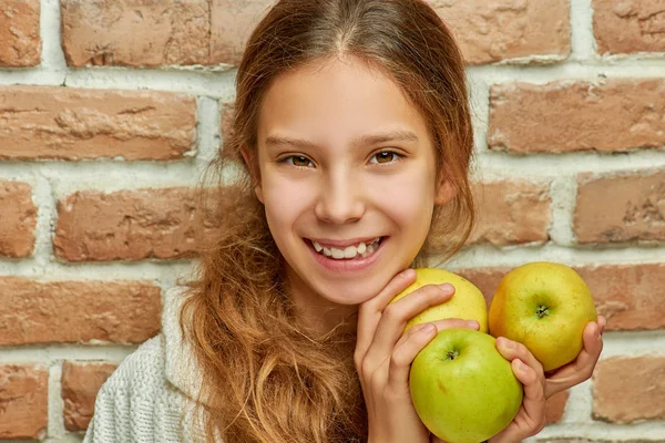 Teenager Long Hair Holds Three Apples Brick Wall Background — Stock Photo, Image
