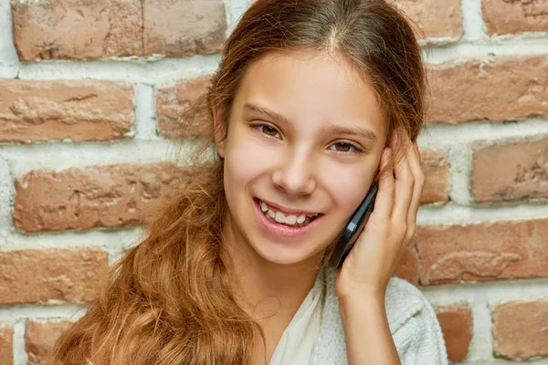 Smiling Teen Girl Long Hair Talking Mobile Phone Brick Wall — Stock Photo, Image