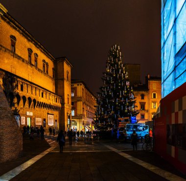 BOLOGNA, ITALY - NOVEMBER 27 2016: Biblioteca Salaborsa, Palazzo d 'Accursio' nun kuzey kesiminde, Piazza del Nettuno 'nun hemen kuzeyinde açılan ana halk kütüphanesidir..