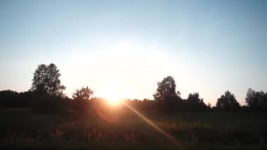 Ağır çekim zemin günbatımı pitoresk köy içinde karşı.