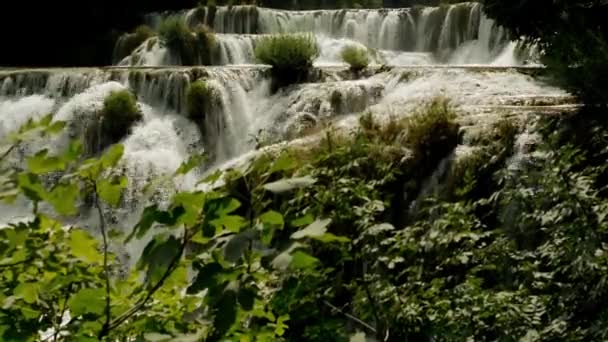 Parcul Național Krka este unul dintre parcurile naționale croate, numit după râul Krka pe care îl înconjoară. Acesta este situat de-a lungul cursului de mijloc-inferior în Dalmația centrală, în județul Sibenik-Knin. — Videoclip de stoc