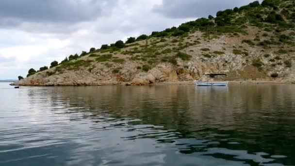 Boca del río Zrmanja. Zrmanja es un río en el sur de Lika y el norte de Dalmacia, Croacia. Zrmanja desemboca en el mar Adriático en la bahía Novigradsko más . — Vídeos de Stock