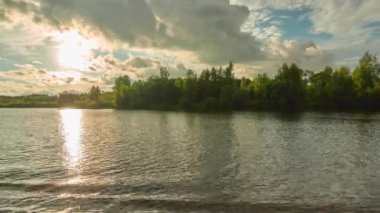 Yaz manzara ormanlık bankalarla küçük Nehri'nin.