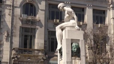 Porto, Portekiz - 12 Nisan 2017: Çeşme gençlik çıplak kız, Porto, Portekiz.