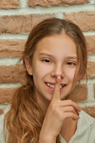 Menina Adolescente Com Cabelos Longos Pede Silêncio Contra Parede Tijolo — Fotografia de Stock