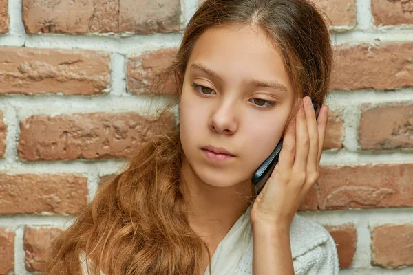 Lány Tinédzser Hosszú Haj Beszél Mobiltelefon Ellen Téglafal — Stock Fotó