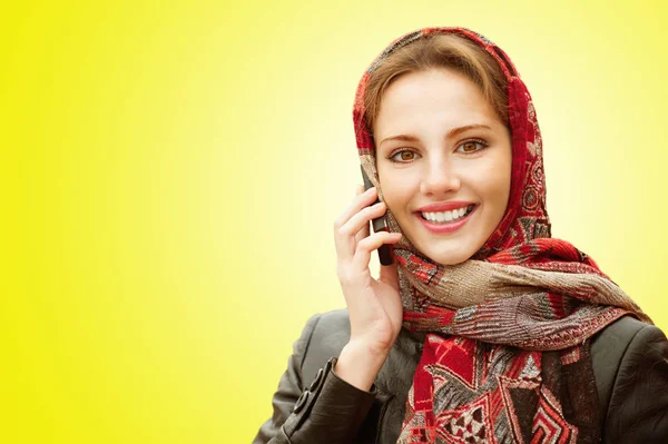 Jeune Belle Femme Souriante Foulard Rouge Bigarré Parle Sur Téléphone — Photo