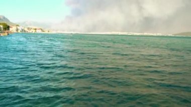 Split, Hırvatistan - 17 Temmuz 2017: Yangın Hırvat Split eteklerinde yok etmek tehdit ediyor.