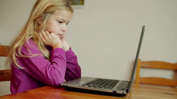 Bela Menina Loira Correndo Blusa Roxa Está Trabalhando Laptop Quarto — Vídeo de Stock