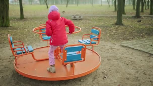 Чарівна Дівчина Насолоджується Гойдалками Дитячому Майданчику Парку — стокове відео