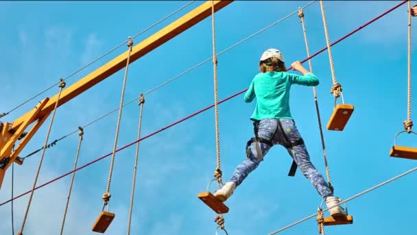 Meisje Klimmen Een Avonturenpark Plaats Die Kan Bevatten Grote Verscheidenheid — Stockvideo