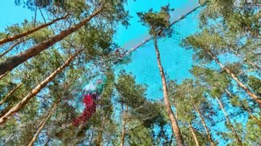 Macera Parkı küçük kız. Macera Parkı çeşitli egzersizler, engel kursları ve ZIP-hatları tırmanma halat gibi öğelerin bulunduğu yerdir. Onlar için rekreasyon amacıyla.