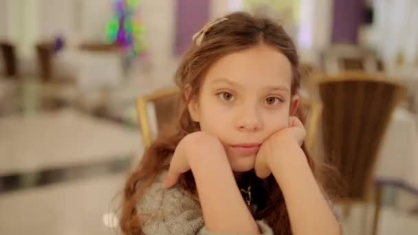 Hermosa Chica Adolescente Reflexivo Sentado Silla Cafetería Grande — Vídeos de Stock