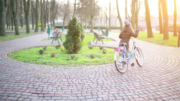 Adolescente Menina Passeios Bicicleta Através Outono Parque Cidade — Vídeo de Stock