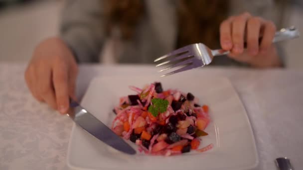 Petite Belle Fille Manger Vinaigrette Dans Petit Restaurant — Video