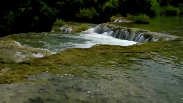 Εθνικό Πάρκο Krka είναι ένα από την κροατική εθνικά πάρκα, το όνομά του από τον ποταμό Krka που το περικλείει. Βρίσκεται κατά μήκος της μέσης-κάτω πορεία στην κεντρική Δαλματία, στο Σίμπενικ-Κνιν county — Αρχείο Βίντεο