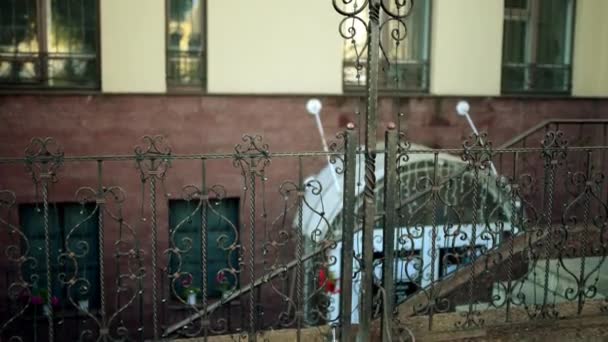 Lâmpada Rua Tripla Perto Edifício Histórico Centro Cidade — Vídeo de Stock