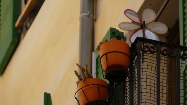 Eski Bir Binada Balkonda Çiçek Şeklinde Hava Fırıldak Döner — Stok video