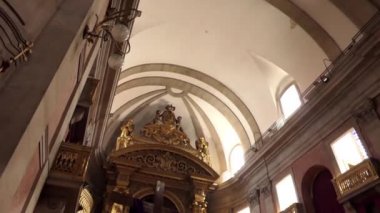 Porto, Portekiz - 12 Nisan 2017: Trinity Kilisesi, Porto, Portekiz, Praça da Trindade Binası, Belediye Binası arkasında Porto bulunan kilise. Bu Carlos Amarante mimar tarafından yaptırılmıştır.