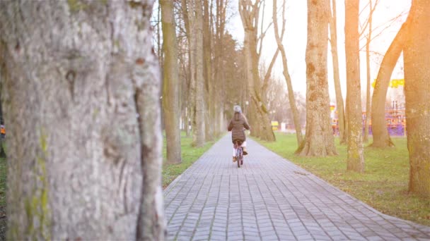 Adolescente Menina Passeios Bicicleta Através Outono Parque Cidade — Vídeo de Stock