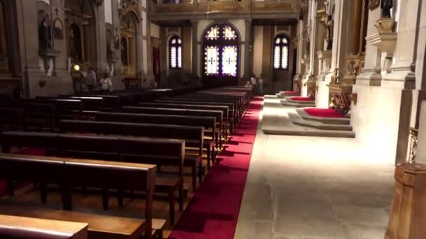 PORTO, PORTUGAL - APRIL 12 2017: Church of Trinity, is church in Porto, Portugal, located in Praca da Trindade behind building of City Hall of Porto. It was built by architect Carlos Amarante. — Stock Video
