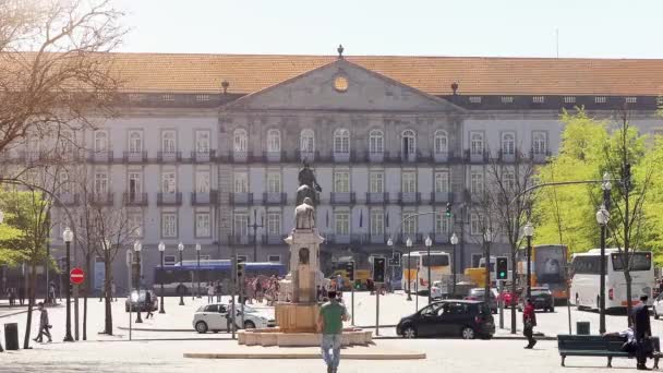 Porto, Portugalsko - 12 dubna 2017: Jezdecká socha Dom Pedro Iv. Náměstí svobody, Porto, Portugalsko. — Stock video