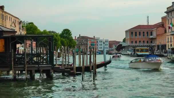 Venetië, Italië - 23 April-2018: Grand Canal is kanaal in Venetië, Italië. Het vormt één van de grote water-verkeer corridors in de stad. Station Ferrovia in lagune in de buurt van treinstation Santa Lucia. — Stockvideo