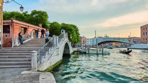 VENICE, ITÁLIA - 23 de abril de 2018: Ponte della Costituzione (Ponte da Constituição) é a quarta ponte sobre o Grande Canal em Veneza, Itália. Foi projetado por Santiago Calatrava, aberto ao público em 2008 . — Vídeo de Stock