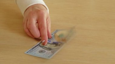 Kadın mutfak bıçağı adamdan 100 $ için satın.