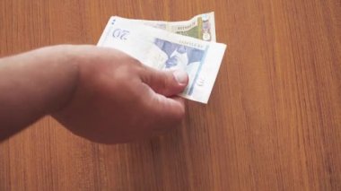 Exchange Romence Lei için üzerinde kahverengi ahşap masa üzerinde Yeni Bulgar Levası.