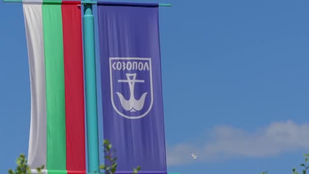 Bandera Bulgaria y bandera Sozopol, ciudad balneario en la costa del Mar Negro . — Vídeo de stock