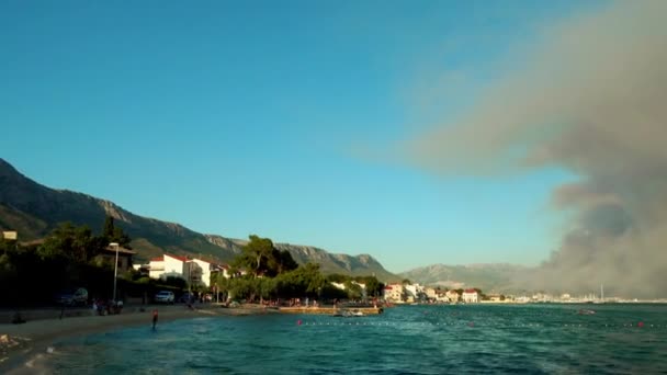 Split, Kroatien - juli 17 2017: brand hotar att förstöra utkanten av kroatiska Split. — Stockvideo